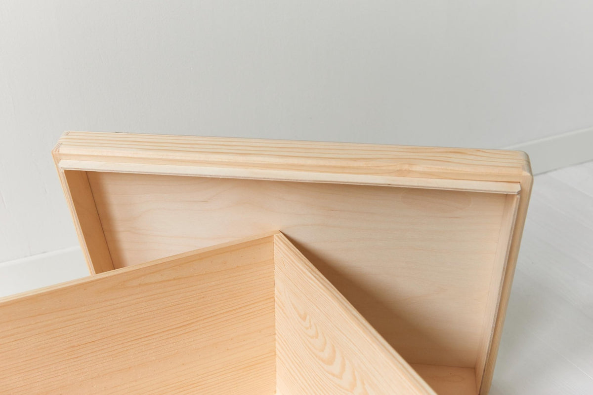 Große Erinnerungskiste personalisiert mit Name als individuelles Geschenk aus Holz zur Taufe oder Geburt - Jellies Design