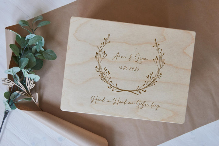 Große Erinnerungskiste personalisiert mit Namen der Paare als individuelles Geschenk aus Holz zur Hochzeit - Jellies Design