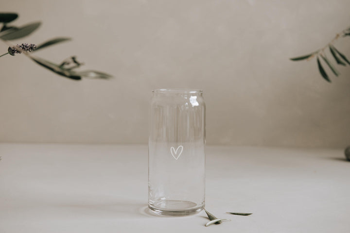 Trinkglas in Dosenform mit Herz, Muttertag Geschenk, Transparentes Glas mit weißem Herz in Dosenform - Jellies Design