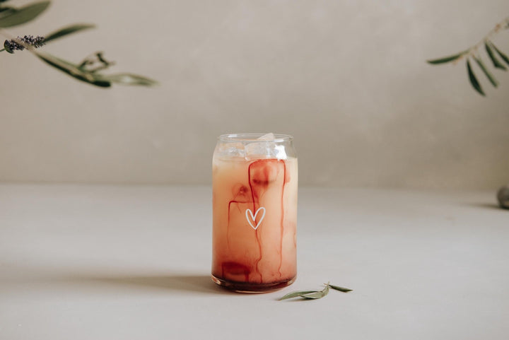 Trinkglas in Dosenform mit Herz, Muttertag Geschenk, Transparentes Glas mit weißem Herz in Dosenform - Jellies Design