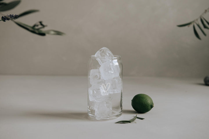 Trinkglas in Dosenform mit Herz, Muttertag Geschenk, Transparentes Glas mit weißem Herz in Dosenform - Jellies Design