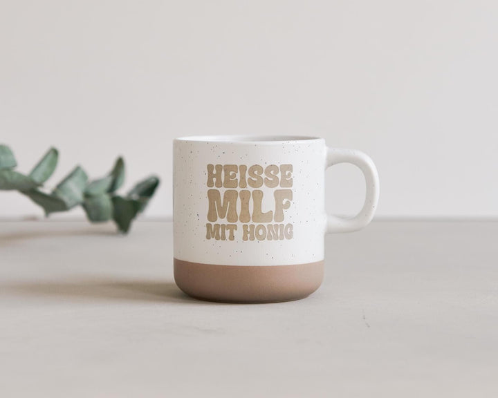 personalisierte Keramiktasse "Heisse Milf mit Honig" mit 360ml als Geschenk für Muttertag oder zur Geburt - Jellies Design