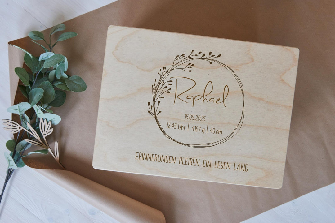 Große Erinnerungskiste personalisiert mit Name als individuelles Geschenk aus Holz zur Taufe oder Geburt - Jellies Design