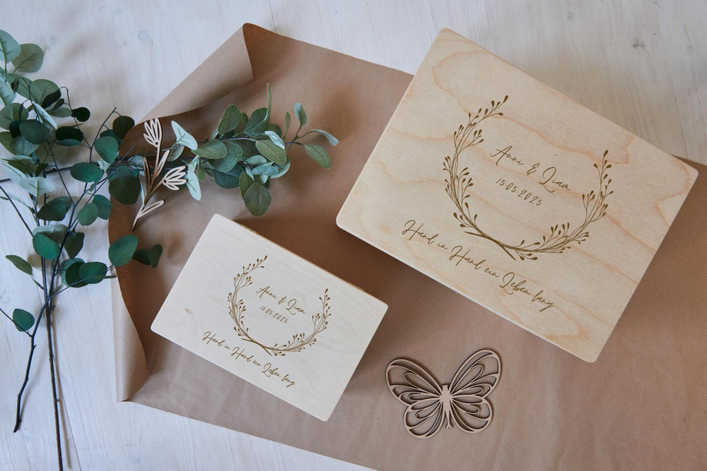 Große Erinnerungskiste personalisiert mit Namen der Paare als individuelles Geschenk aus Holz zur Hochzeit - Jellies Design