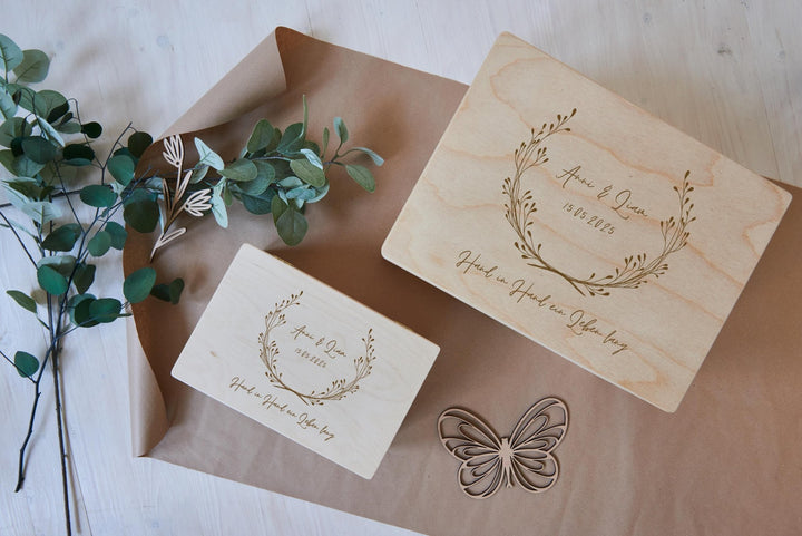 Große Erinnerungskiste personalisiert mit Namen der Paare als individuelles Geschenk aus Holz zur Hochzeit - Jellies Design