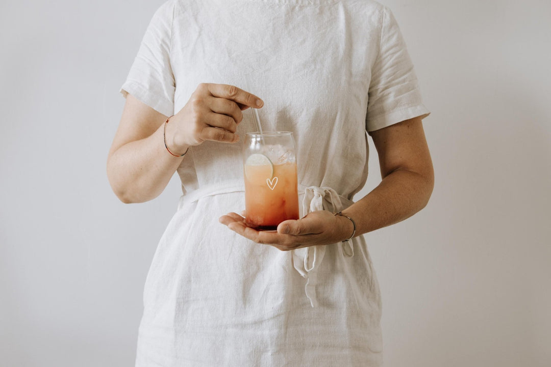 Trinkglas in Dosenform mit Herz, Muttertag Geschenk, Transparentes Glas mit weißem Herz in Dosenform - Jellies Design