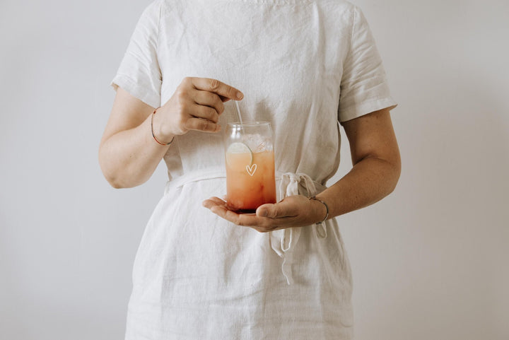Trinkglas in Dosenform mit Herz, Muttertag Geschenk, Transparentes Glas mit weißem Herz in Dosenform - Jellies Design