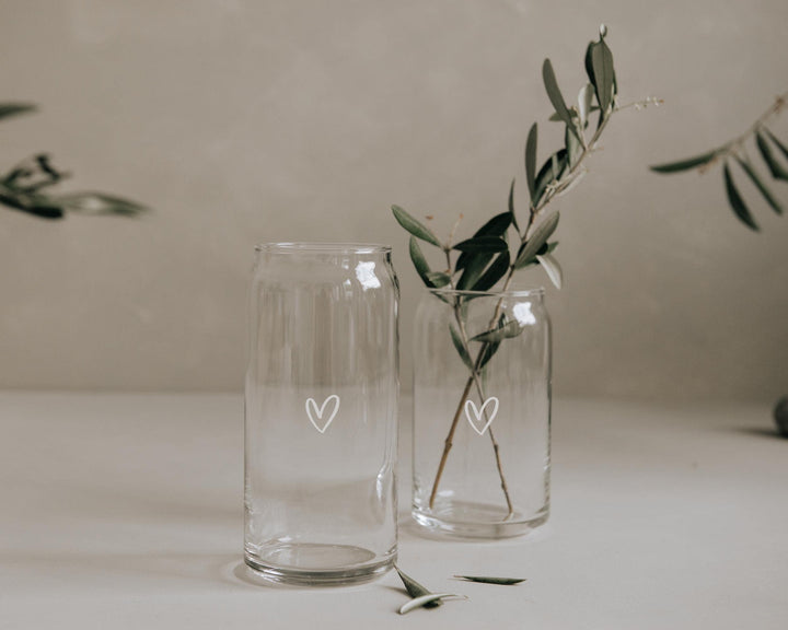 Trinkglas in Dosenform mit Herz, Muttertag Geschenk, Transparentes Glas mit weißem Herz in Dosenform - Jellies Design