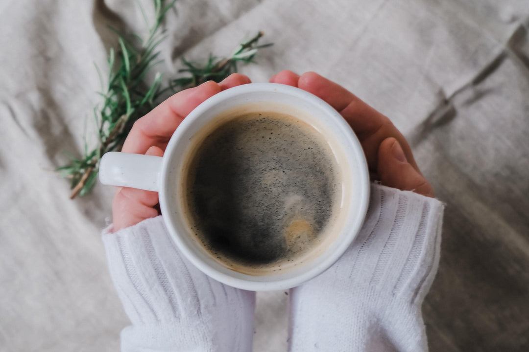 Keramiktasse "I’m coming to the cottage" in Steinzeug - Optik mit Tiefgravur, 360 ml – Geschenk für Heated Rivalry Liebhaber - Jellies Design