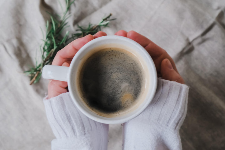 Keramiktasse "I’m coming to the cottage" in Steinzeug - Optik mit Tiefgravur, 360 ml – Geschenk für Heated Rivalry Liebhaber - Jellies Design