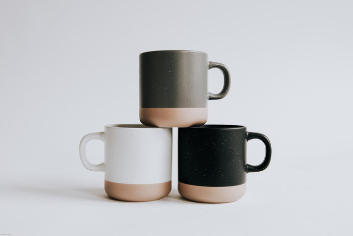 Keramiktasse "I’m coming to the cottage" in Steinzeug - Optik mit Tiefgravur, 360 ml – Geschenk für Heated Rivalry Liebhaber - Jellies Design