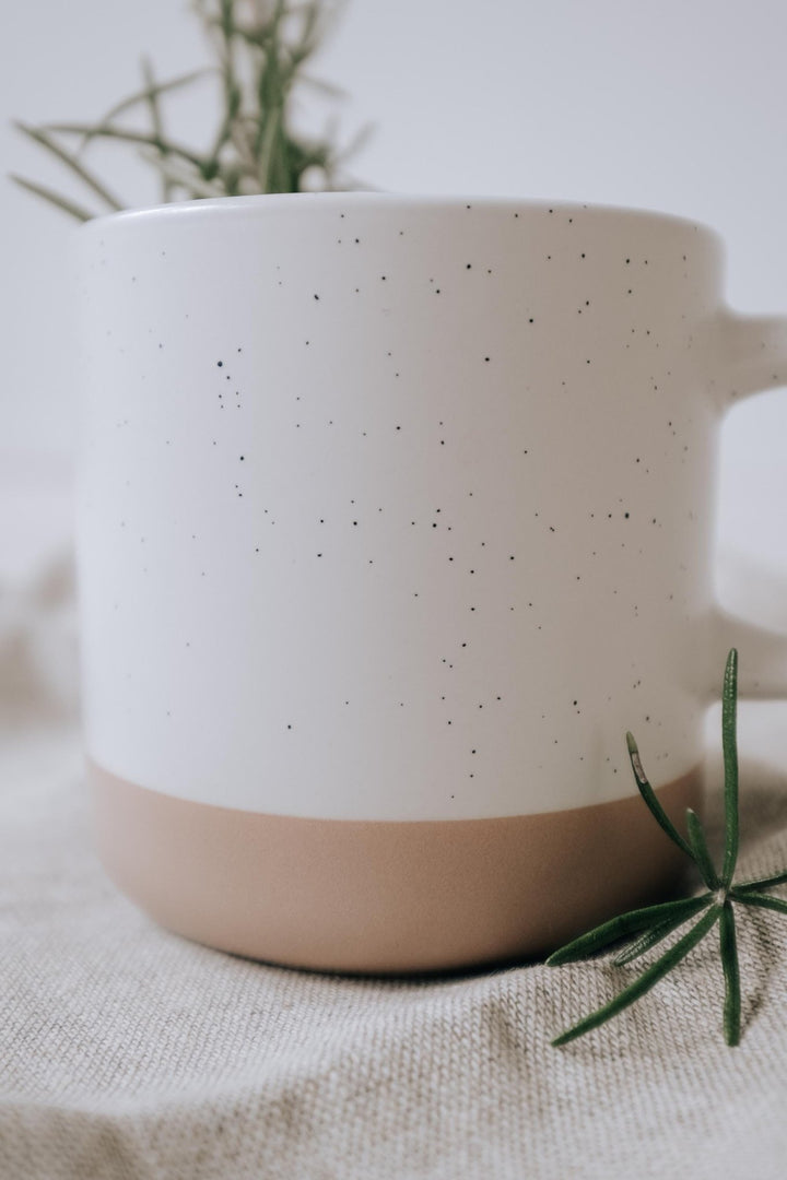 Keramiktasse "stupid canadian wolf bird" in Steinzeug - Optik mit Tiefgravur, 360 ml – Geschenk für Heated Rivalry Liebhaber - Jellies Design