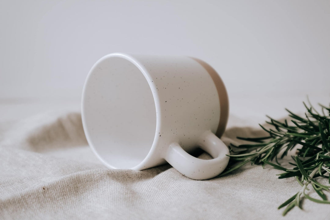 Keramiktasse "I’m coming to the cottage" in Steinzeug - Optik mit Tiefgravur, 360 ml – Geschenk für Heated Rivalry Liebhaber - Jellies Design