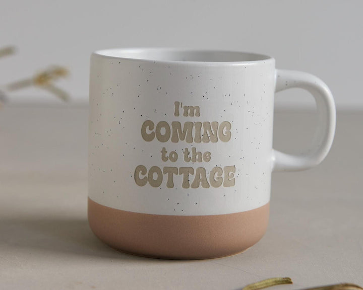 Keramiktasse "I’m coming to the cottage" in Steinzeug - Optik mit Tiefgravur, 360 ml – Geschenk für Heated Rivalry Liebhaber - Jellies Design