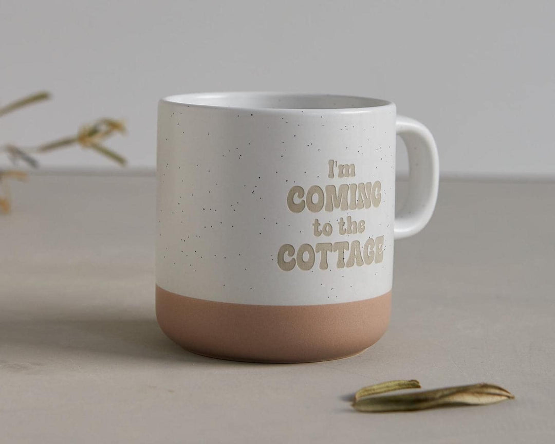 Keramiktasse "I’m coming to the cottage" in Steinzeug - Optik mit Tiefgravur, 360 ml – Geschenk für Heated Rivalry Liebhaber - Jellies Design