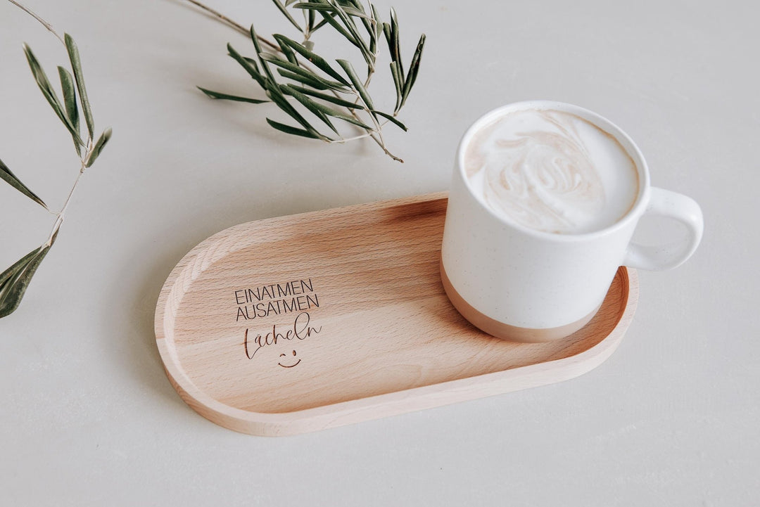 Holztablett aus Buche mit Gravur "einatmen, ausatmen, lächeln" – personalisierte Geschenkidee für Erzieherin oder Freundin, in 2 Größen - Jellies Design