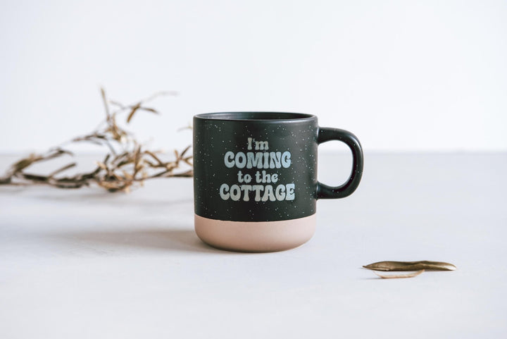 Keramiktasse "I’m coming to the cottage" in Steinzeug - Optik mit Tiefgravur, 360 ml – Geschenk für Fans der Liebhaber Serie - Jellies Design