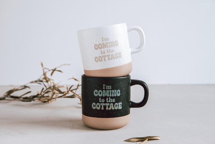 Keramiktasse "I’m coming to the cottage" in Steinzeug - Optik mit Tiefgravur, 360 ml – Geschenk für Fans der Liebhaber Serie - Jellies Design