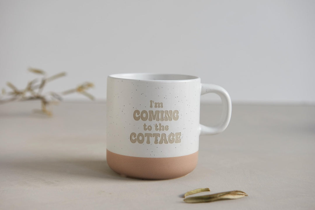 Keramiktasse "I’m coming to the cottage" in Steinzeug - Optik mit Tiefgravur, 360 ml – Geschenk für Fans der Liebhaber Serie - Jellies Design