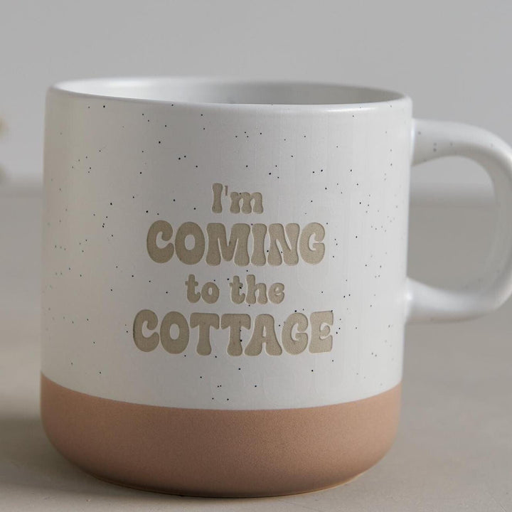 Keramiktasse "I’m coming to the cottage" in Steinzeug - Optik mit Tiefgravur, 360 ml – Geschenk für Fans der Liebhaber Serie - Jellies Design