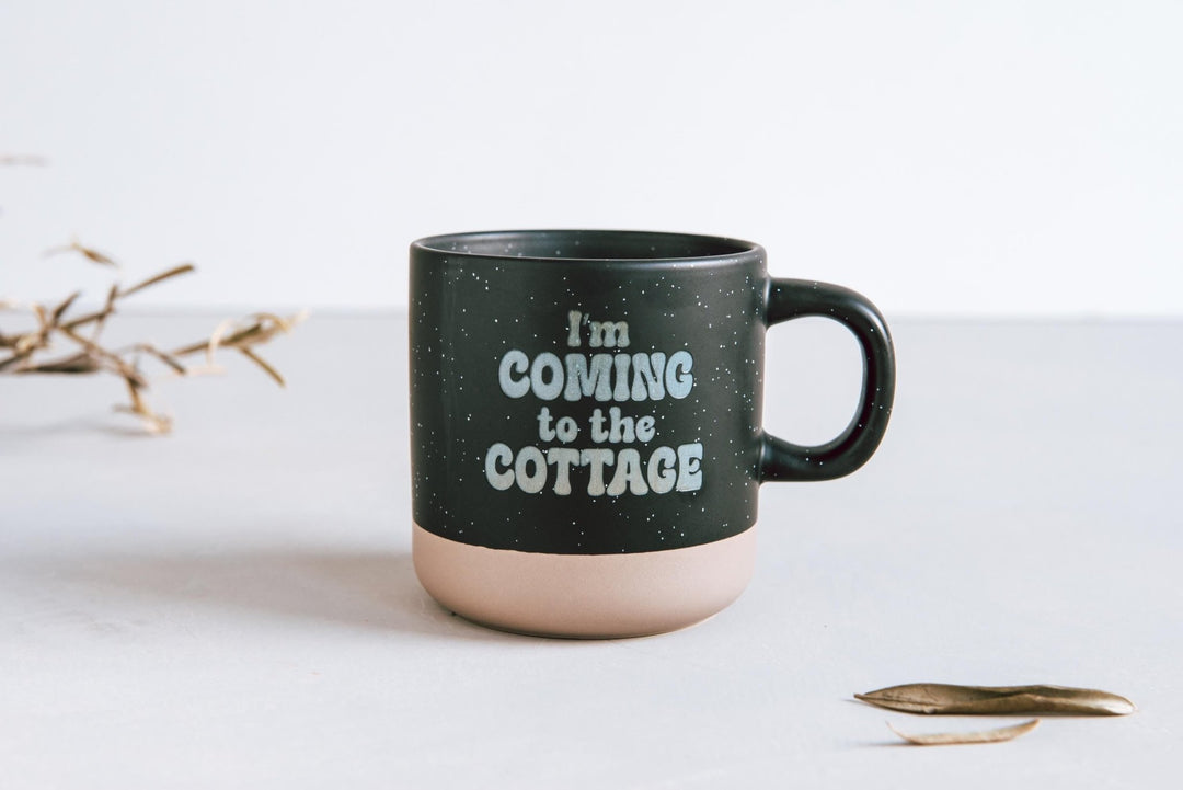 Keramiktasse "I’m coming to the cottage" in Steinzeug - Optik mit Tiefgravur, 360 ml – Geschenk für Fans der Liebhaber Serie - Jellies Design