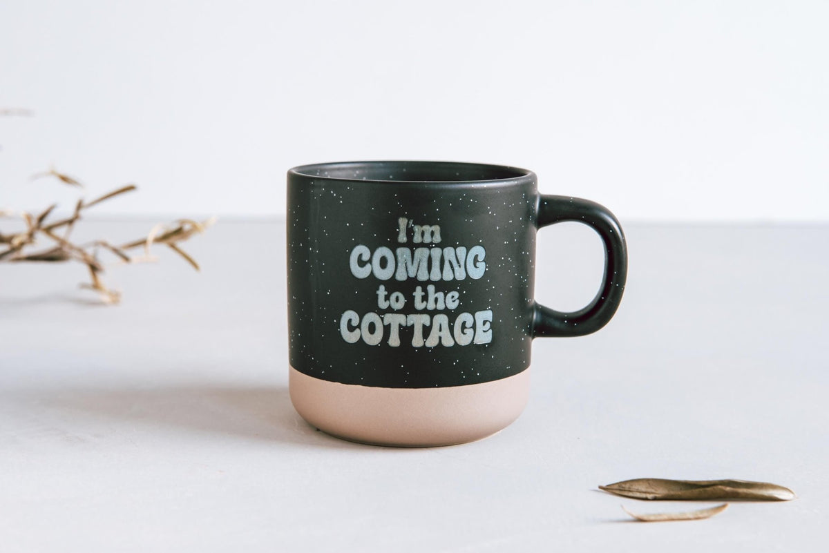 Keramiktasse "I’m coming to the cottage" in Steinzeug - Optik mit Tiefgravur, 360 ml – Geschenk für Fans der Liebhaber Serie - Jellies Design