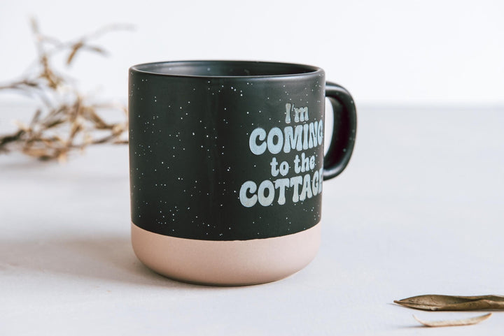 Keramiktasse "I’m coming to the cottage" in Steinzeug - Optik mit Tiefgravur, 360 ml – Geschenk für Fans der Liebhaber Serie - Jellies Design