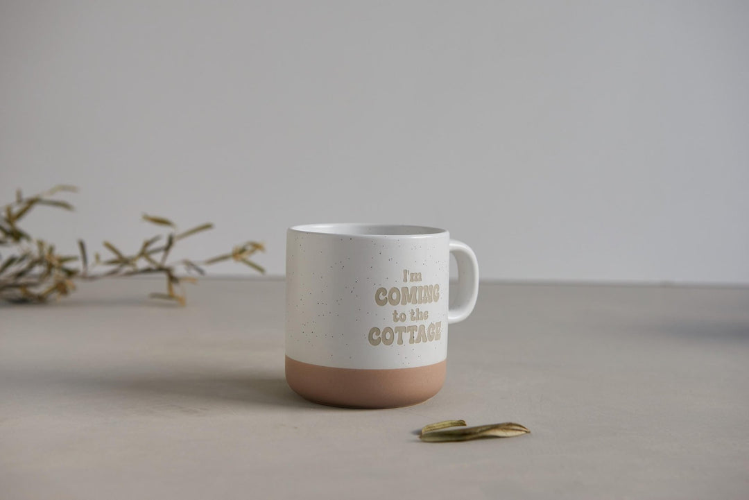Keramiktasse "I’m coming to the cottage" in Steinzeug - Optik mit Tiefgravur, 360 ml – Geschenk für Fans der Liebhaber Serie - Jellies Design