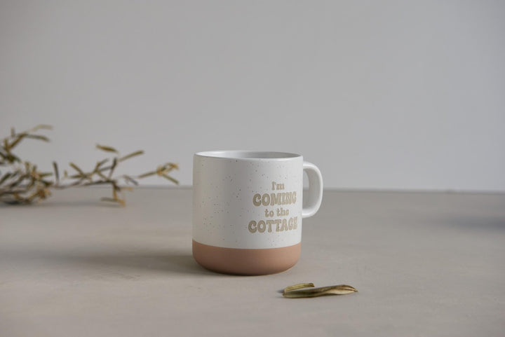 Keramiktasse "I’m coming to the cottage" in Steinzeug - Optik mit Tiefgravur, 360 ml – Geschenk für Fans der Liebhaber Serie - Jellies Design