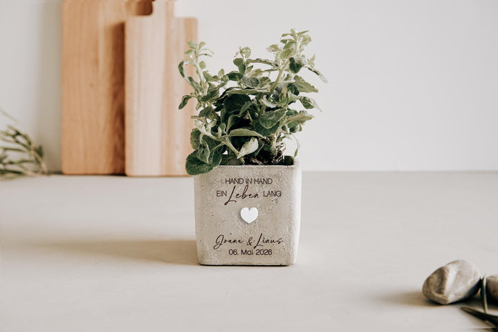 Hochzeitsgeschenk personalisiert - Hand in Hand - Blumentopf Beton mit Gravur, Namen & Datum - Geldgeschenk Hochzeit oder Verlobung - Jellies Design