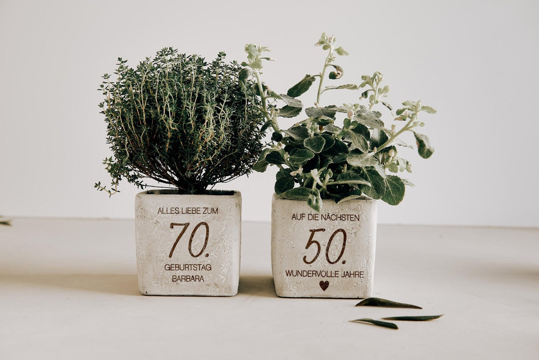 personalisiertes Geburtstagsgeschenk Blumentopf Beton mit eigener Wunschgravur - Jellies Design