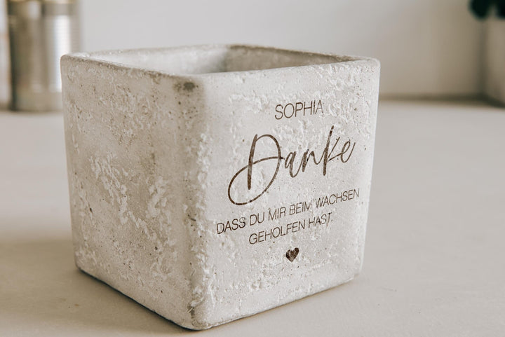 Abschiedsgeschenk Erzieherin, Lehrerin, Tagesmutter Kindergarten - Blumentopf Beton mit Gravur "Danke das du mir beim wachsen geholfen hast" - Jellies Design