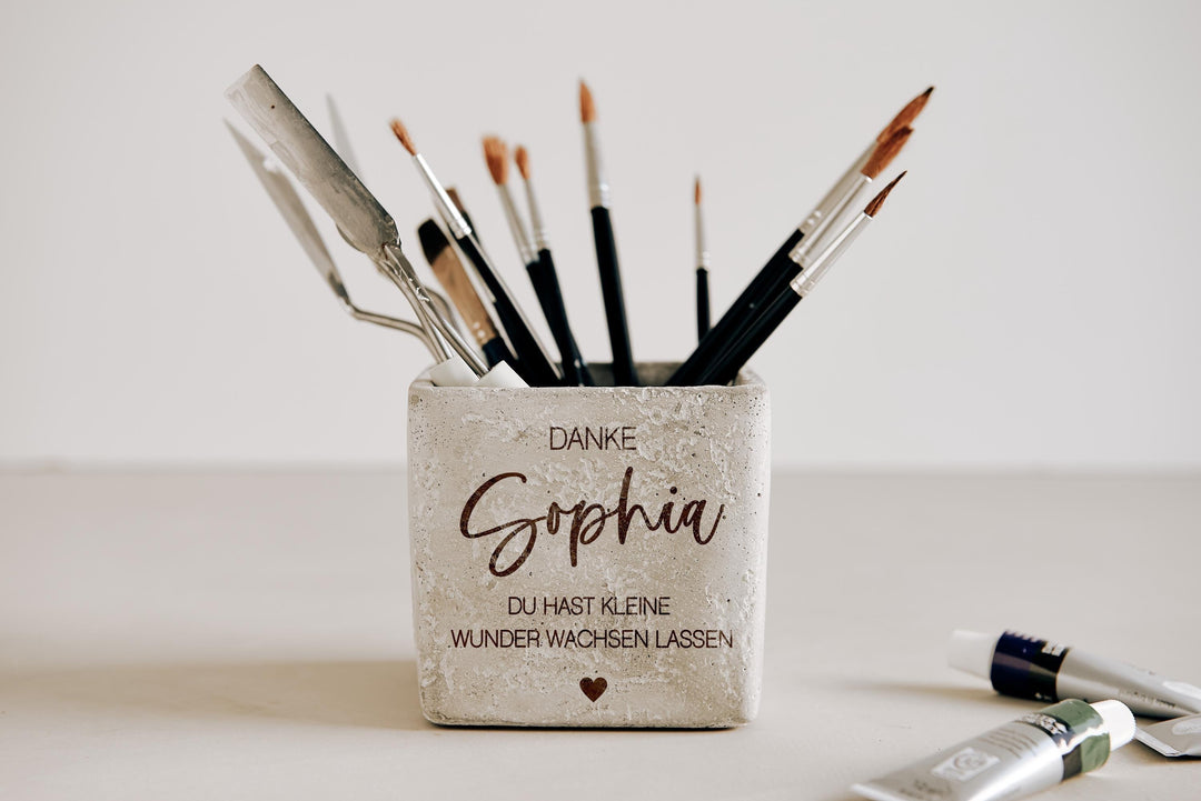 Betonblumentopf personalisiert mit Namen, Gravur „Du hast kleine Wunder wachsen lassen", 10×10×10 cm