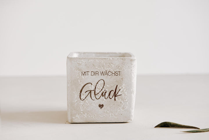 Blumentopf Beton mit Gravur „Mit Dir wächst Glück", quadratisch 10×10 cm, personalisiert