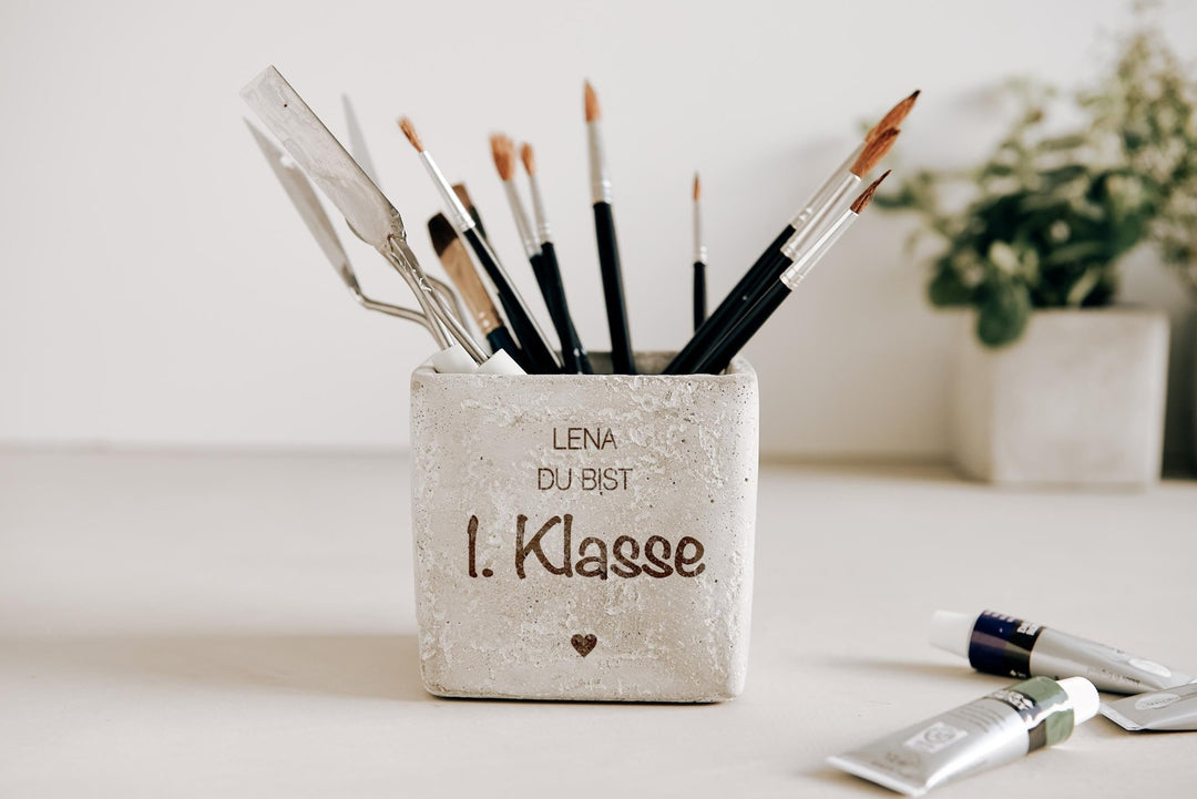Einschulung Geschenk zum Schulstart, Geldgeschenk, Betontopf mit Gravur "Du bist 1. Klasse" für Blumen, Stifte oder Kunstbedarf - Jellies Design