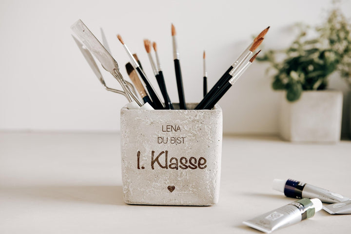 Einschulung Geschenk zum Schulstart, Geldgeschenk, Betontopf mit Gravur "Du bist 1. Klasse" für Blumen, Stifte oder Kunstbedarf - Jellies Design