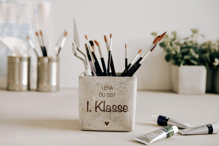 Einschulung Geschenk zum Schulstart, Geldgeschenk, Betontopf mit Gravur "Du bist 1. Klasse" für Blumen, Stifte oder Kunstbedarf - Jellies Design