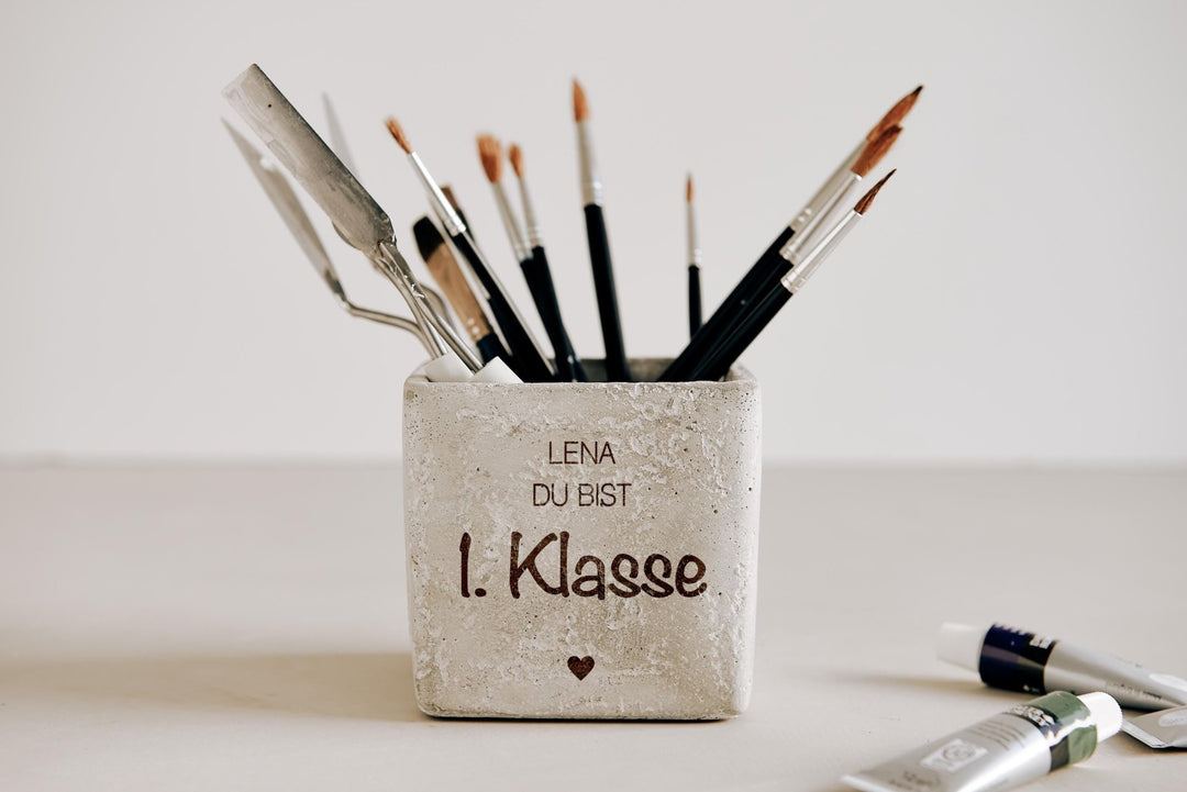 Einschulung Geschenk zum Schulstart, Geldgeschenk, Betontopf mit Gravur "Du bist 1. Klasse" für Blumen, Stifte oder Kunstbedarf - Jellies Design
