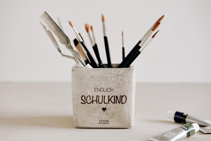 Einschulung Geschenk zum Schulstart, Geldgeschenk, Betontopf mit Gravur "Endlich Schulkind" für Blumen, Stifte oder Kunstbedarf - Jellies Design