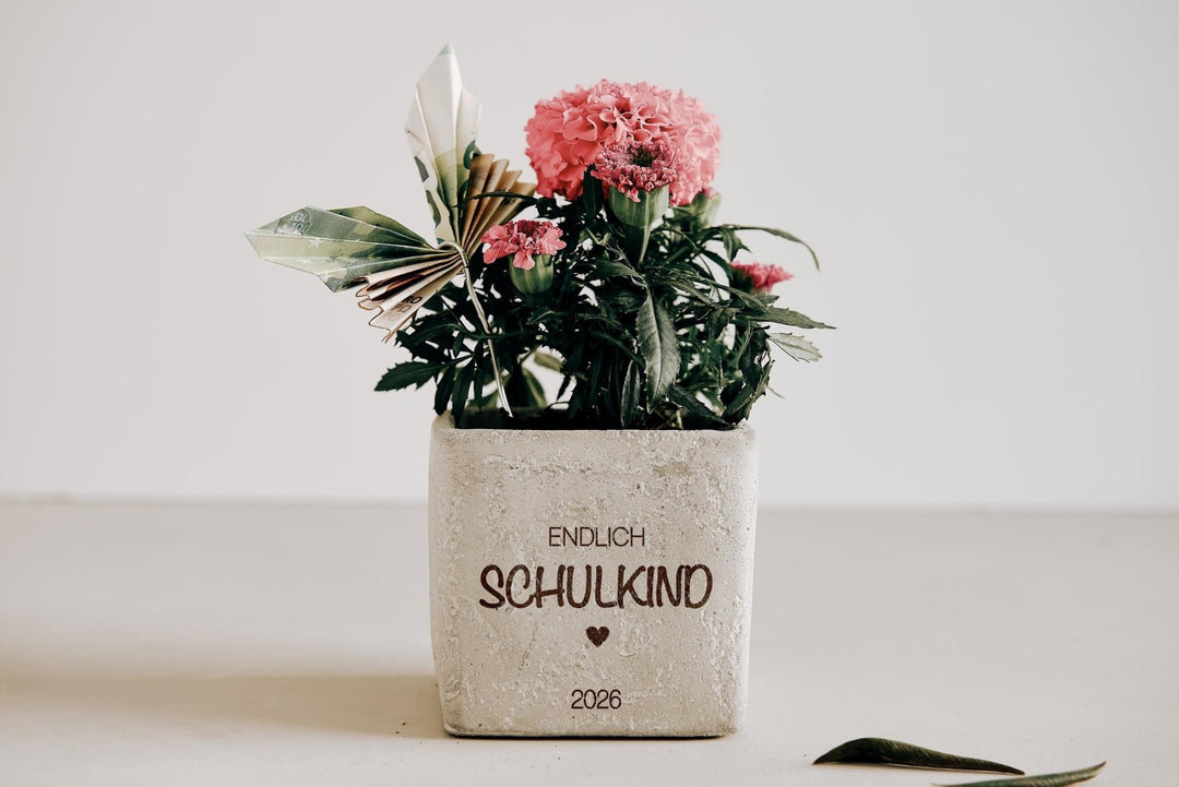 Einschulung Geschenk zum Schulstart, Geldgeschenk, Betontopf mit Gravur "Endlich Schulkind" für Blumen, Stifte oder Kunstbedarf - Jellies Design
