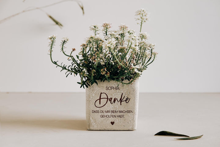 Abschiedsgeschenk Erzieherin, Lehrerin, Tagesmutter Kindergarten - Blumentopf Beton mit Gravur "Danke das du mir beim wachsen geholfen hast" - Jellies Design