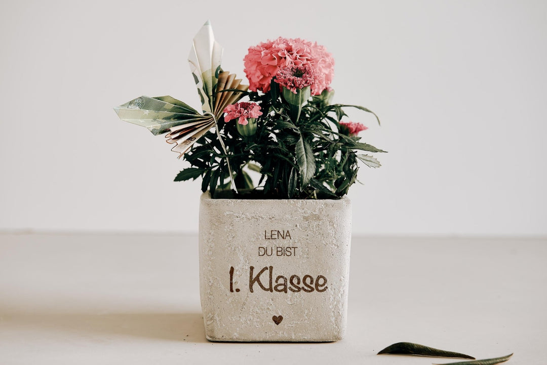 Einschulung Geschenk zum Schulstart, Geldgeschenk, Betontopf mit Gravur "Du bist 1. Klasse" für Blumen, Stifte oder Kunstbedarf - Jellies Design