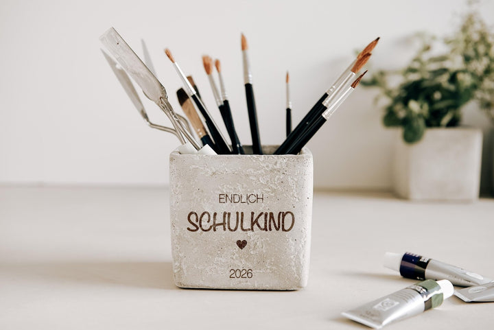 Einschulung Geschenk zum Schulstart, Geldgeschenk, Betontopf mit Gravur "Endlich Schulkind" für Blumen, Stifte oder Kunstbedarf - Jellies Design