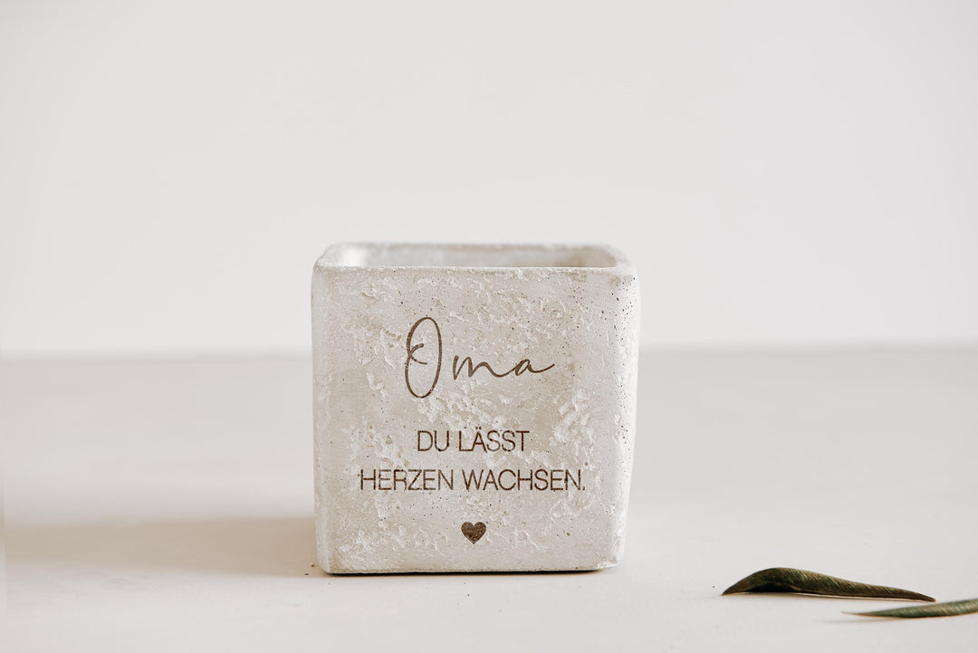 Blumentopf Beton personalisiert "Oma, du lässt Herzen wachsen" | Geschenk für Oma | Muttertag Geburtstag | Übertopf mit Gravur Handmade - JelliesDesign - - Indoor Planters