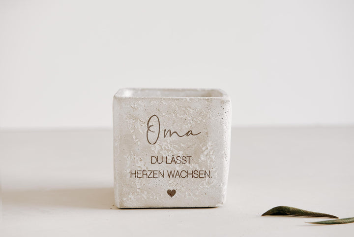 Blumentopf Beton personalisiert "Oma, du lässt Herzen wachsen" | Geschenk für Oma | Muttertag Geburtstag | Übertopf mit Gravur Handmade - JelliesDesign - - Indoor Planters