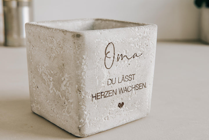 Blumentopf Beton personalisiert "Oma, du lässt Herzen wachsen" | Geschenk für Oma | Muttertag Geburtstag | Übertopf mit Gravur Handmade - JelliesDesign - - Indoor Planters