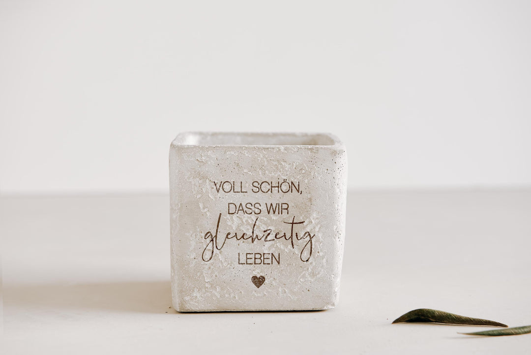Geschenk beste Freundin, Mitbringsel, Geschenkidee Lieblingsmensch - "Voll schön, dass wir gleichzeitig leben" - Blumentopf Beton mit Gravur - JelliesDesign - - Indoor Planters