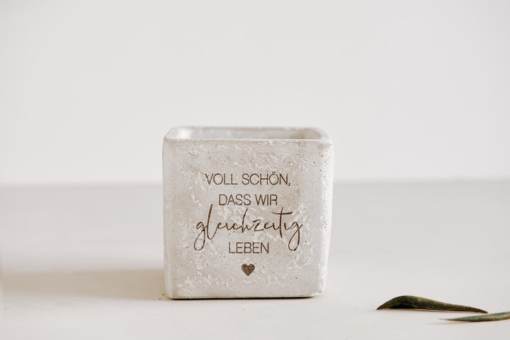 Geschenk beste Freundin, Mitbringsel, Geschenkidee Lieblingsmensch - "Voll schön, dass wir gleichzeitig leben" - Blumentopf Beton mit Gravur - JelliesDesign - - Indoor Planters
