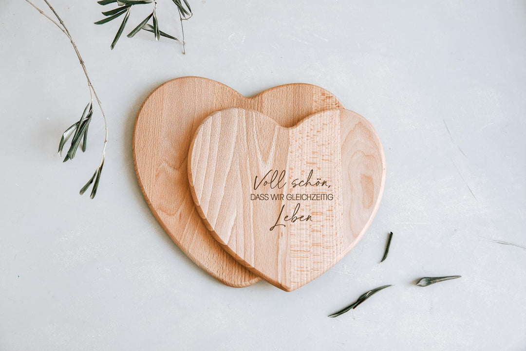 Geburtstag beste Freundin, Schneidebrett Herz aus Buchenholz mit Gravur – "Voll schön, dass wir gemeinsam leben" - JelliesDesign - - Cutting Boards