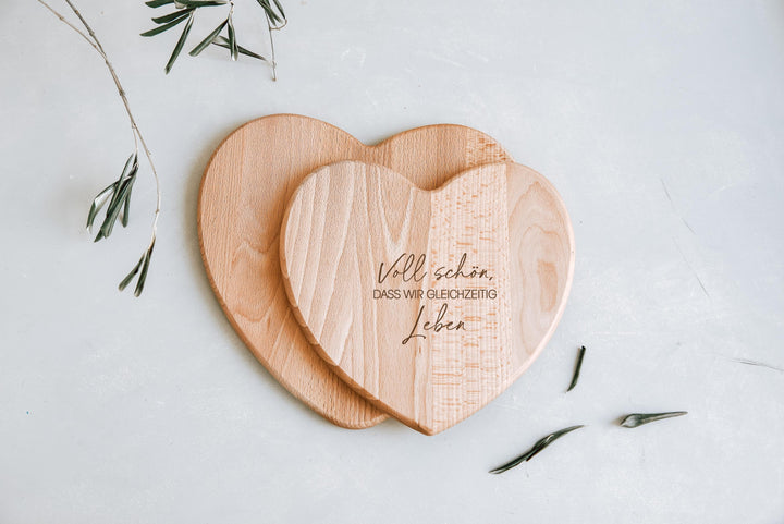 Geburtstag beste Freundin, Schneidebrett Herz aus Buchenholz mit Gravur – "Voll schön, dass wir gemeinsam leben" - JelliesDesign - - Cutting Boards